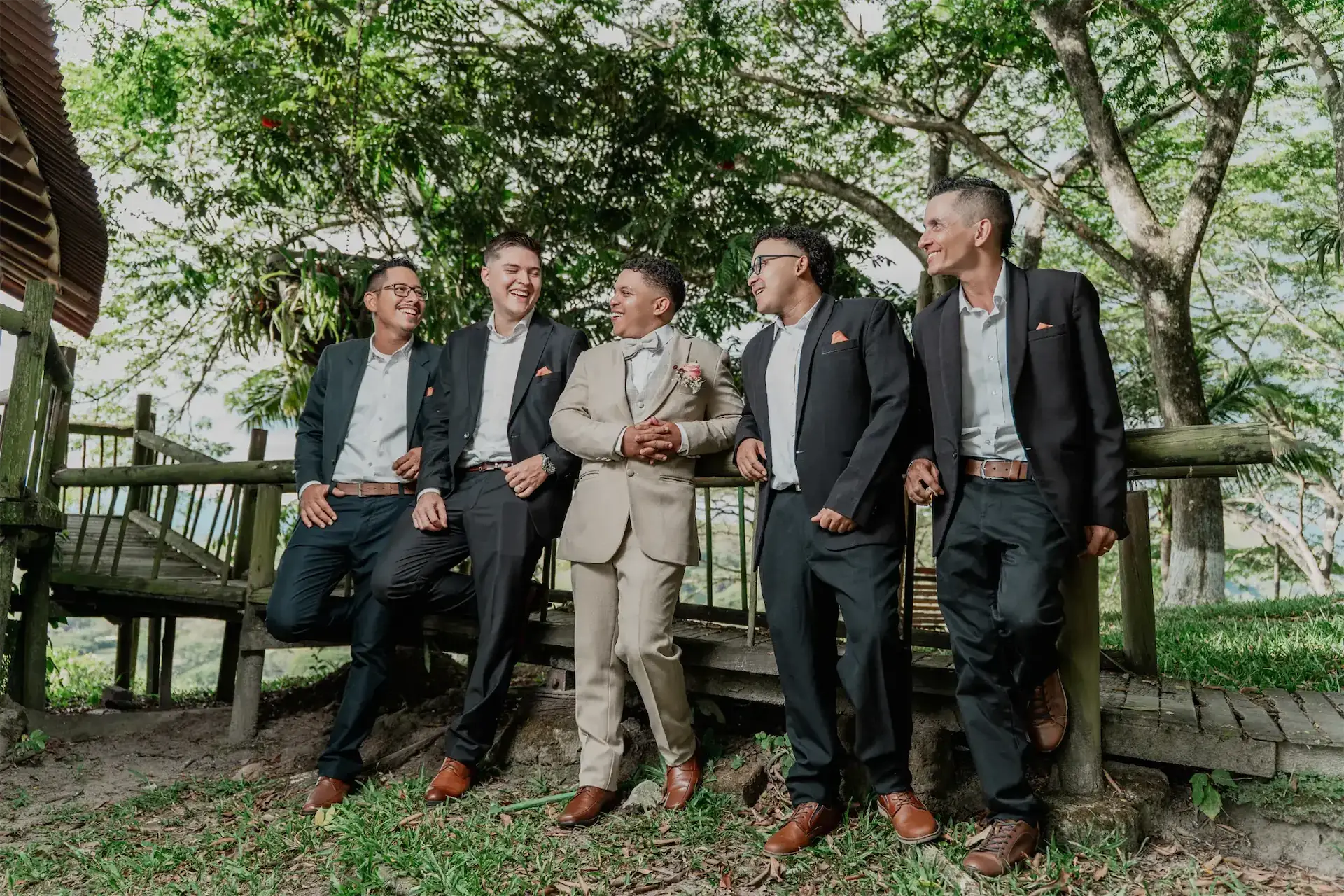 Salida de los novios fotografía espontánea